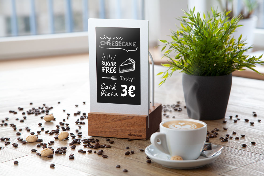 viewneo Diwa device on a wooden cafe table